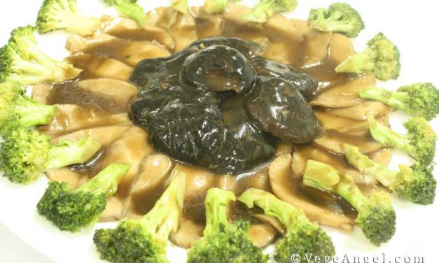 Vegetarian Recipe: Stewed Bailing Mushrooms with Broccoli