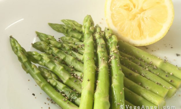 Vegetarian Recipe: Blanched Asparagus With Grape Seed Oil and Lemon Juice