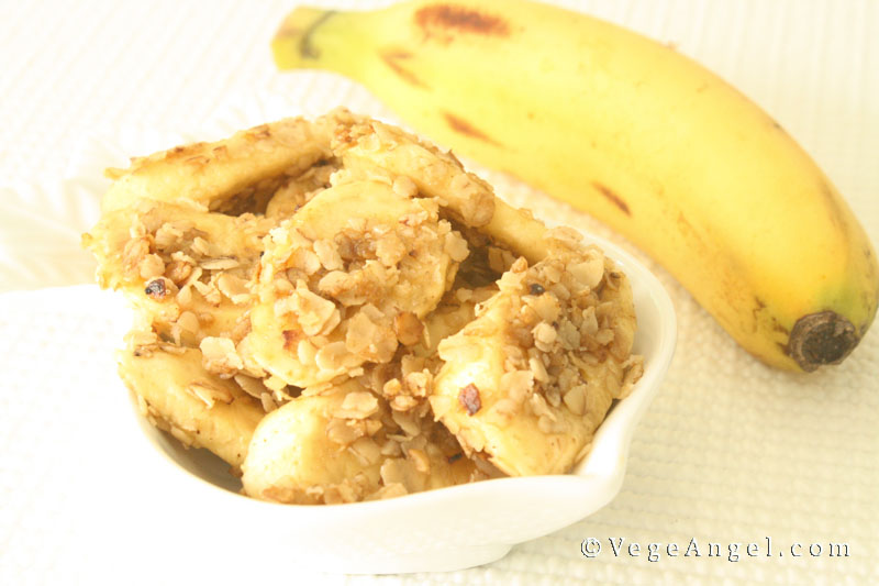 Vegan Recipe: Fresh Bananas Coated With Fragrant Oatmeal