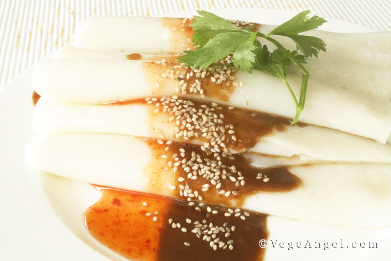 Vegan Recipe: Steamed Rice Rolls with Sweet Sauce