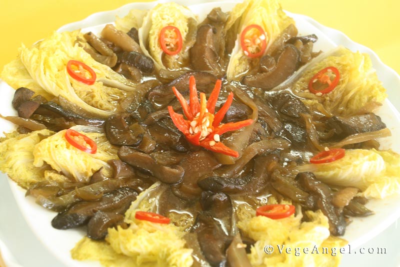 Vegan Recipe: Steamed Baby Cabbage with Sliced Mustard Tuber and Shiitake Mushrooms