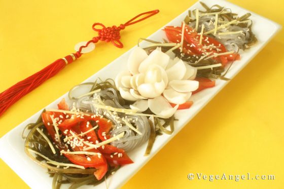 Vegan Recipe: Lily Bulb, Kelp and Bell Pepper Chinese Salad 凉拌百合海带丝