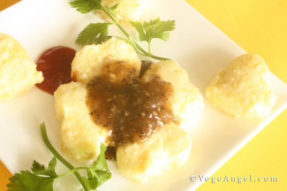 Heart-Shaped Mashed Potatoes with Vegan Black Pepper Sauce 心型马铃薯泥伴纯素黑胡椒酱