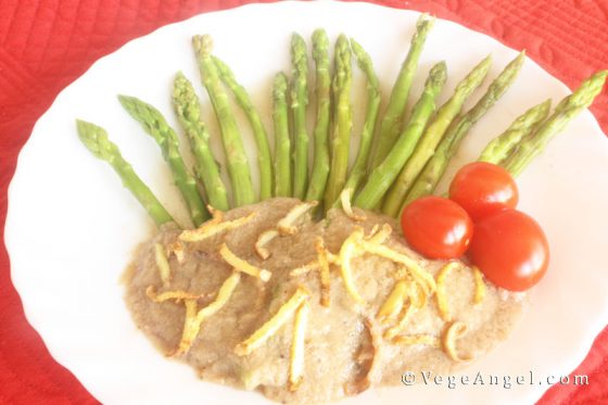 Asparagus in White Button Mushroom Sauce 芦笋伴白蘑菇酱