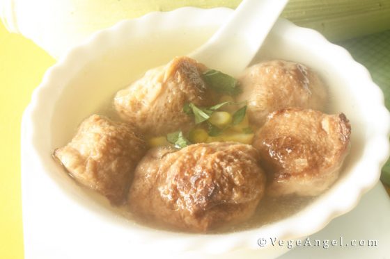 Sweet Corn and Peppercorn Soup with Fried Soy Cubes 甜玉米胡椒粒汤伴炸豆肉