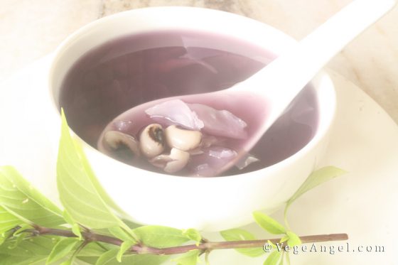 Black-Eyed Pea and Red Cabbage Soup 紫甘蓝眉豆汤