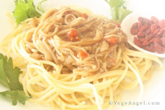 Spaghetti with Goji Berries Enoki Mushrooms and Black Pepper Sauce 枸杞金针菇意大利面