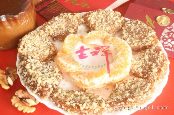 Steamed Sticky Rice Cakes with Apple Cider Vinegar and Crushed Walnuts 核桃苹果醋蒸年糕